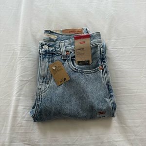 Levi’s Low Pro Women’s Jeans. Charlie Glow Up- Medium Wash. Size 26.
